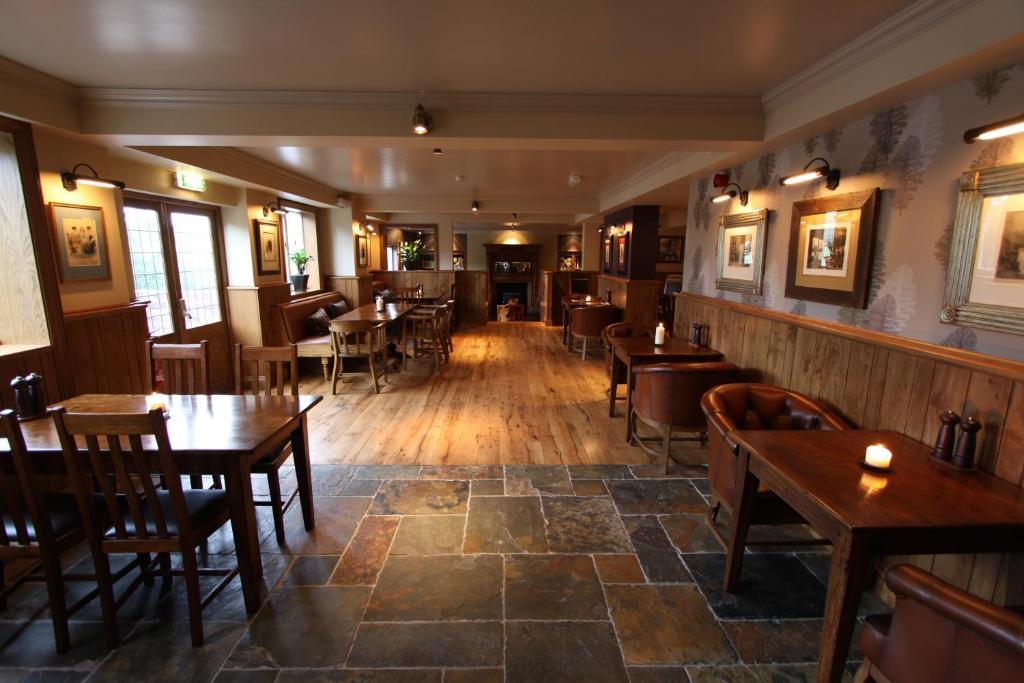 Отель The Bear'S Paw Warmingham Экстерьер фото The interior of the pub