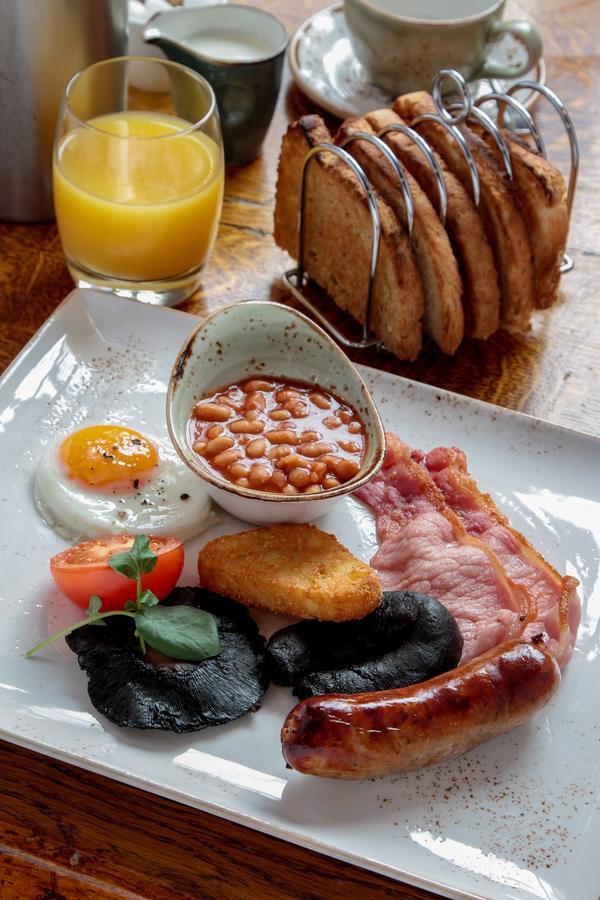 Отель The Bear'S Paw Warmingham Экстерьер фото English breakfast with baked beans