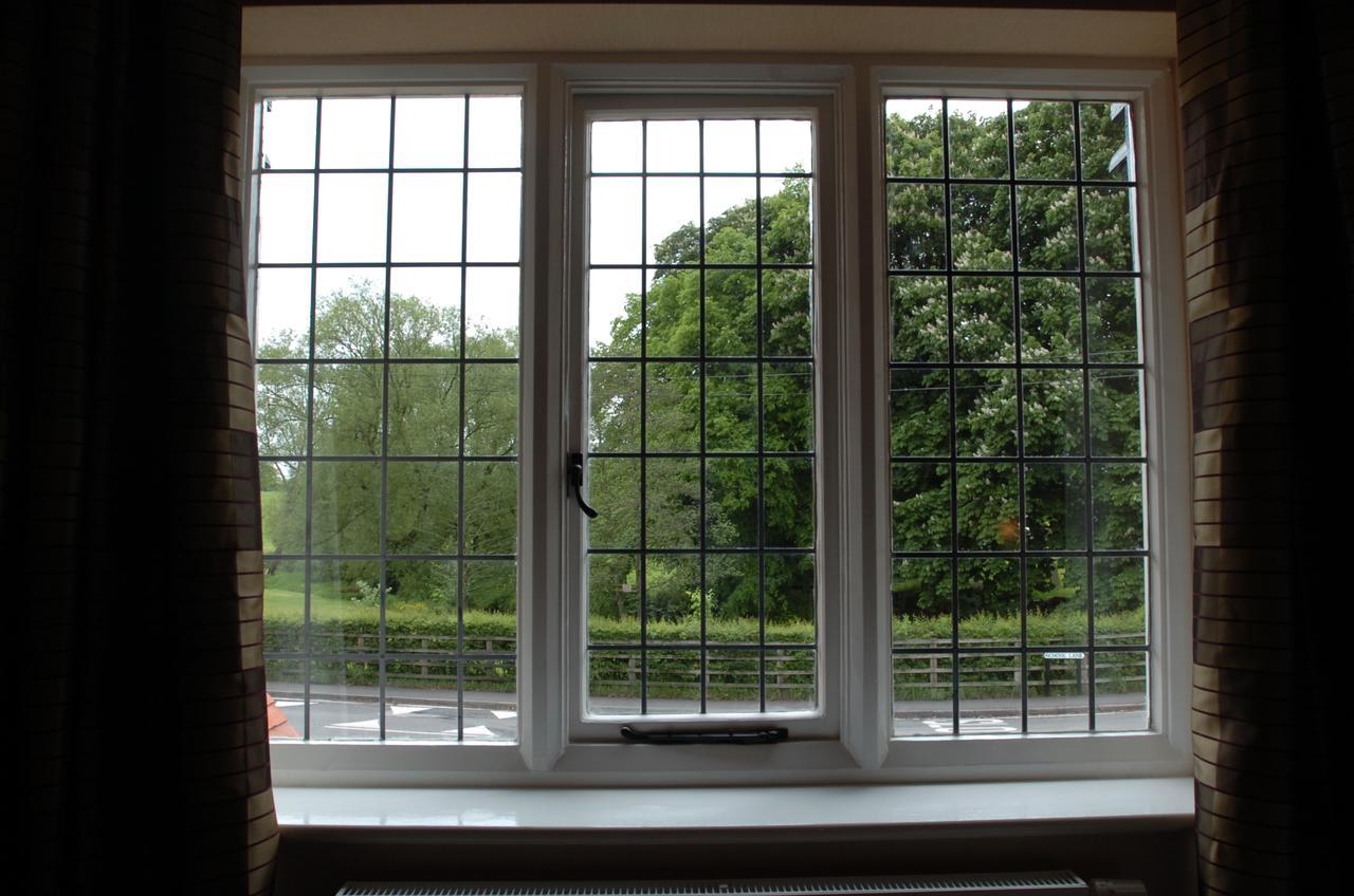 Отель The Bear'S Paw Warmingham Экстерьер фото A window with leaded glass
