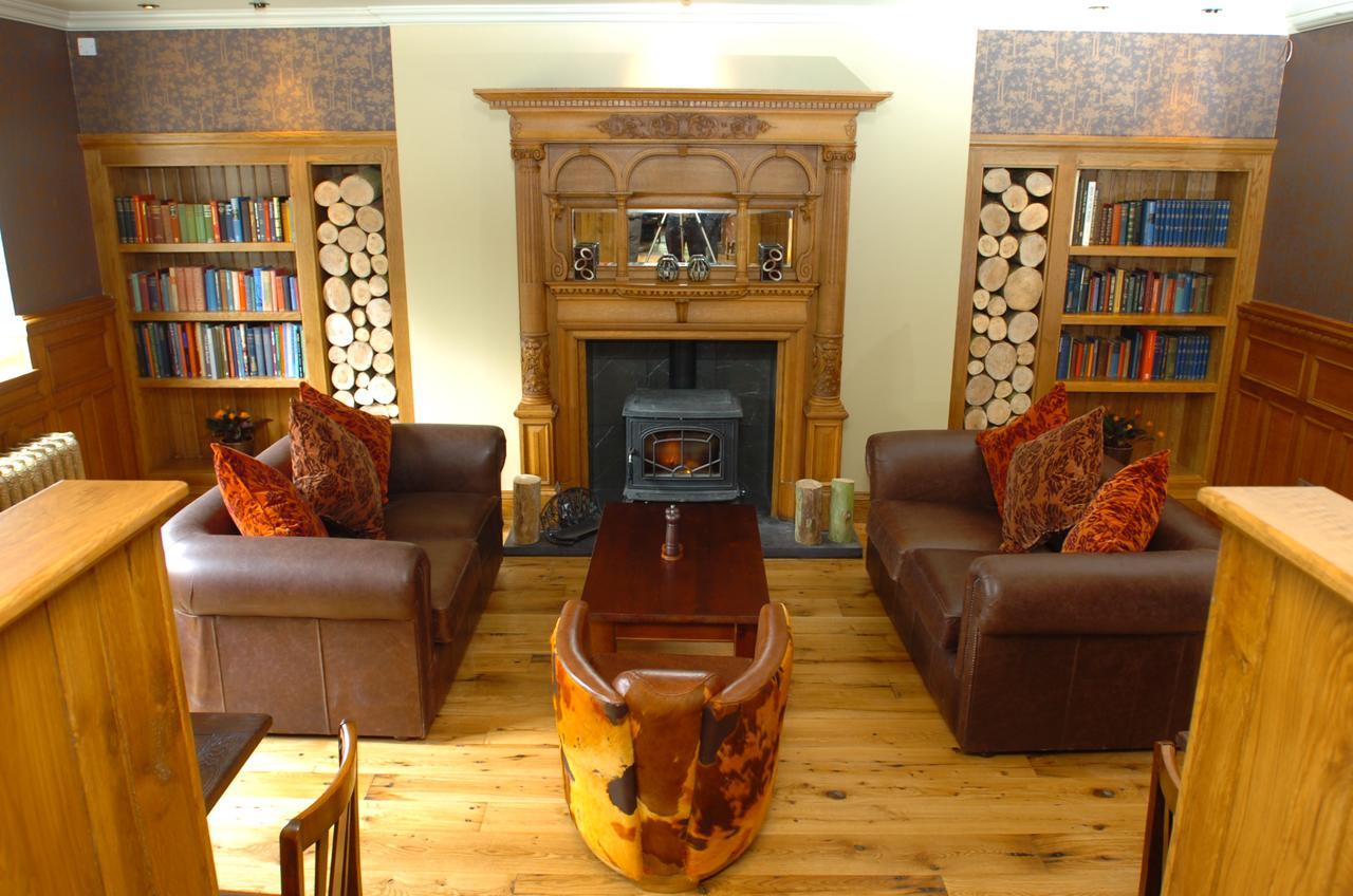 Отель The Bear'S Paw Warmingham Экстерьер фото The library at the hotel