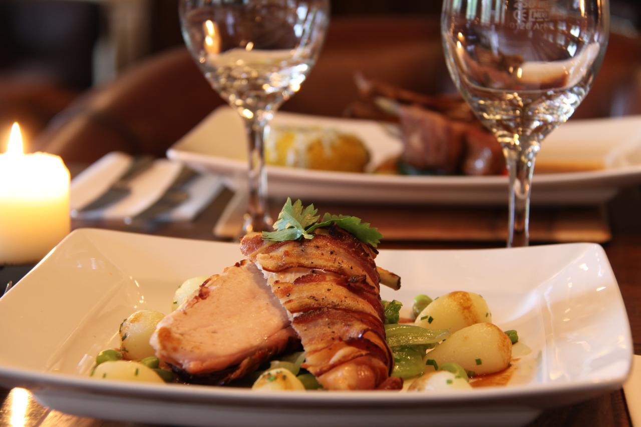 Отель The Bear'S Paw Warmingham Экстерьер фото A meal at a restaurant