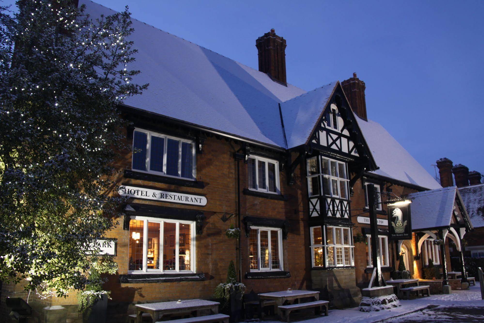 Отель The Bear'S Paw Warmingham Экстерьер фото The White Swan Hotel