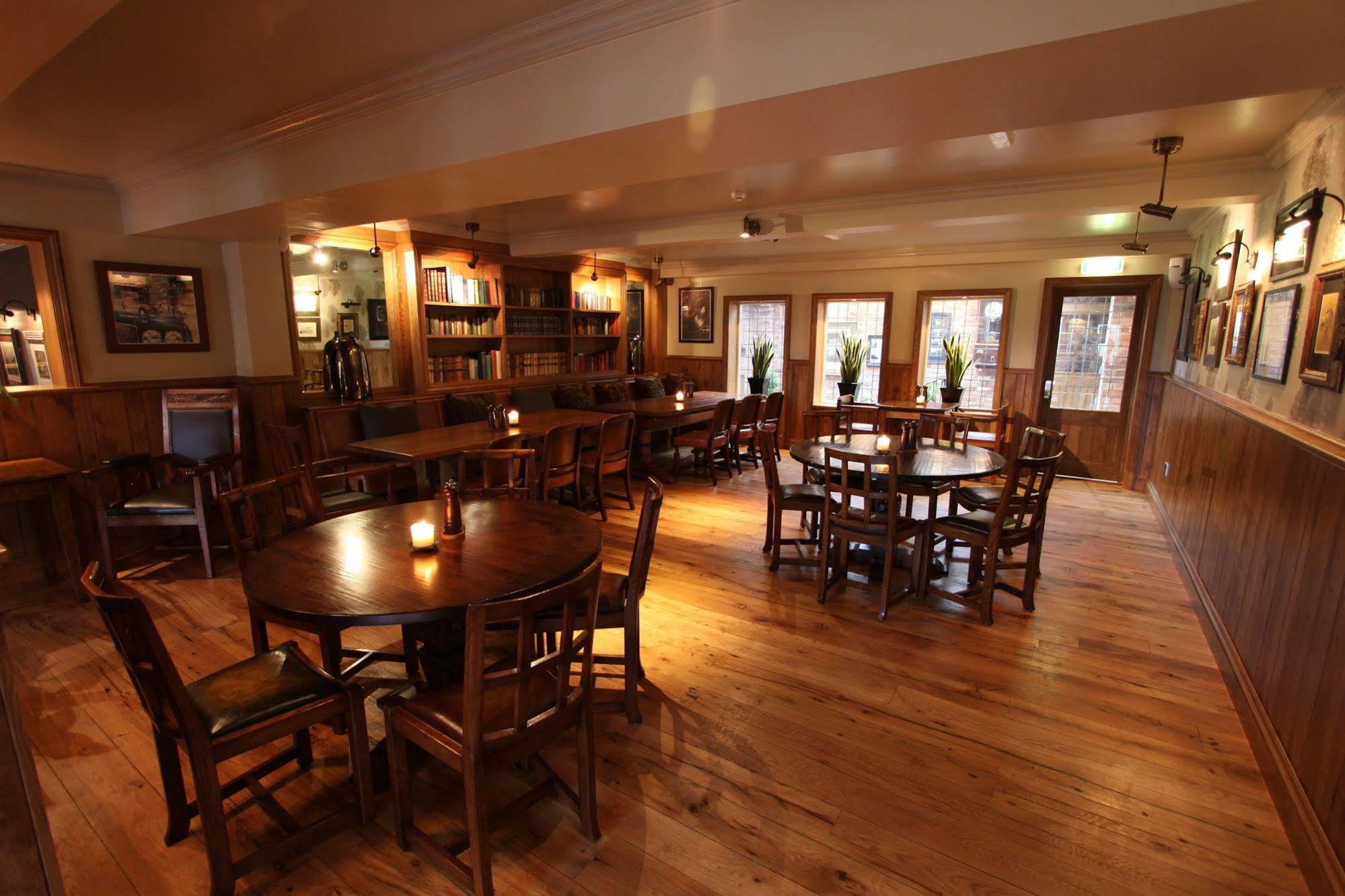 Отель The Bear'S Paw Warmingham Экстерьер фото The interior of the restaurant