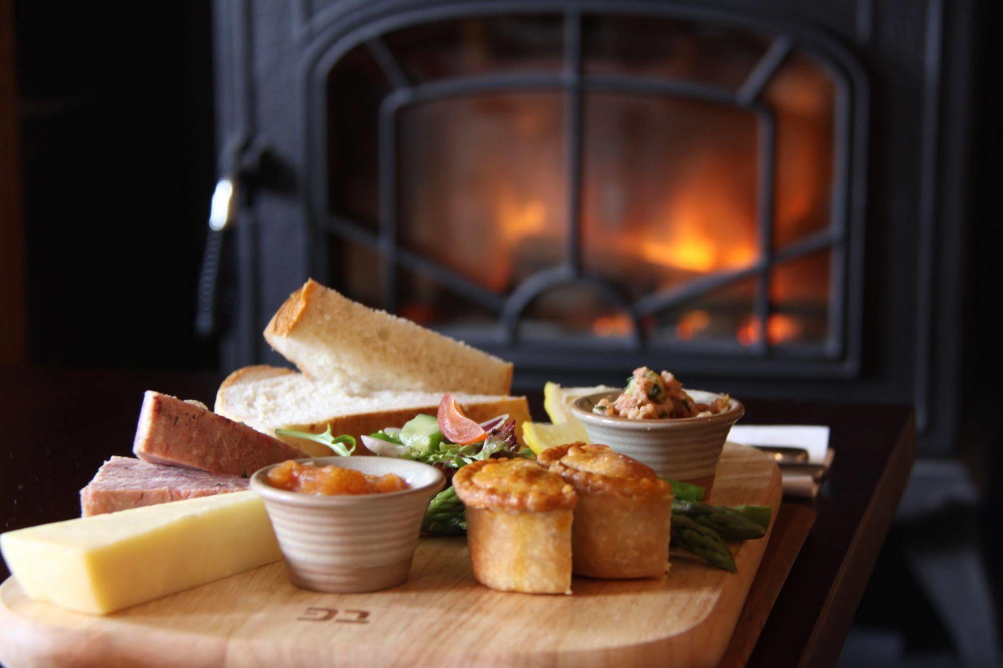Отель The Bear'S Paw Warmingham Экстерьер фото A cheese board